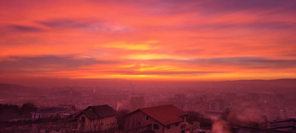Cerul Clujului, acoperit de nori roz. Explicația specialiștilor pentru fenomenul bizar 882811