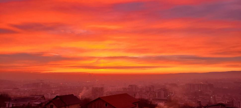 Cerul Clujului, acoperit de nori roz. Explicația specialiștilor pentru fenomenul bizar 882812