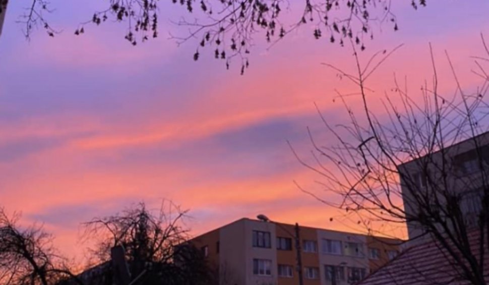 Cerul Clujului, acoperit de nori roz. Explicația specialiștilor pentru fenomenul bizar