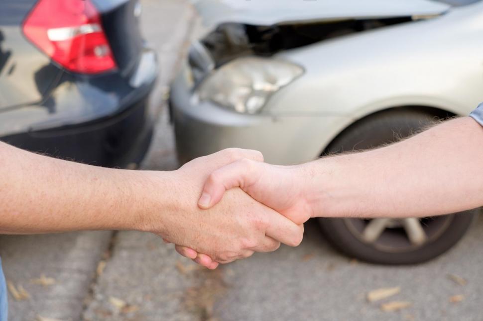 Cum se încheie amiabila între șoferii implicați într-un accident minor. Situații în care este necesară anunțarea Poliției  882622