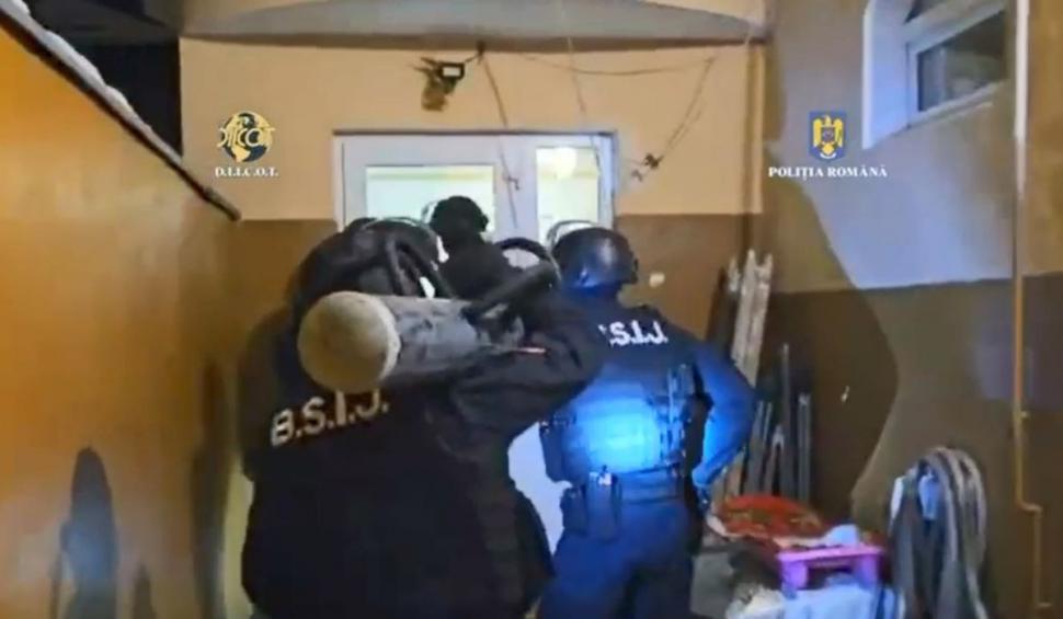 Interlopul Bebino şi un membru al clanului Cocalarilor, audiaţi la DIICOT după percheziţii 882679