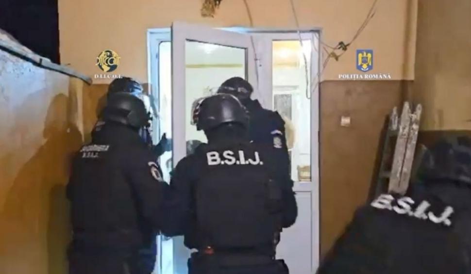 Interlopul Bebino şi un membru al clanului Cocalarilor, audiaţi la DIICOT după percheziţii 882683