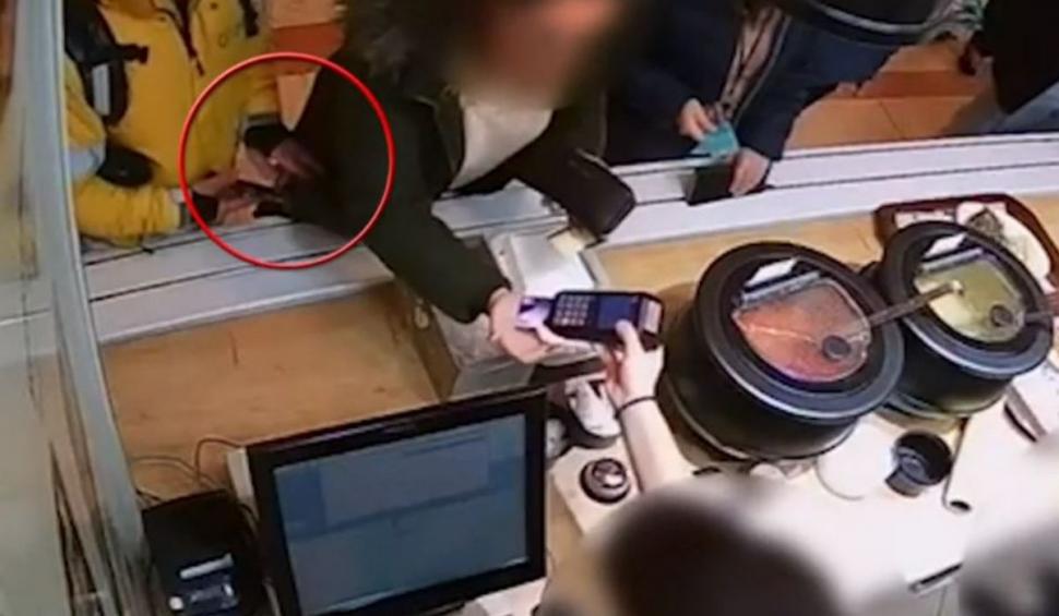 Momentul în care un curier fură telefonul din buzunarul unei femei într-un mall din București | Primele măsuri luate de companie 882642