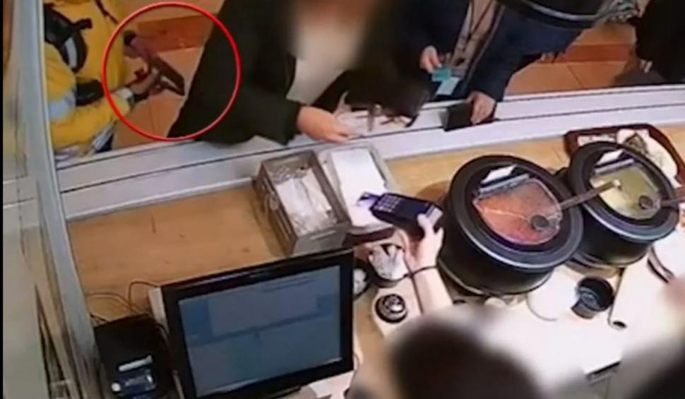 Momentul în care un curier fură telefonul din buzunarul unei femei într-un mall din București | Primele măsuri luate de companie 882643