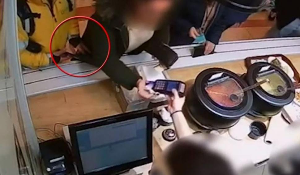 Momentul în care un curier fură telefonul din buzunarul unei femei într-un mall din București | Primele măsuri luate de companie 882644
