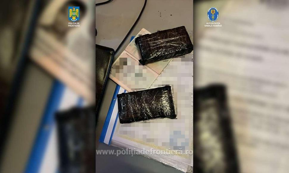 Pachete de bani ascunse în motorul unui autocar şi lipite pe pasageri, găsit de poliţişti la Vama Giurgiu 882666