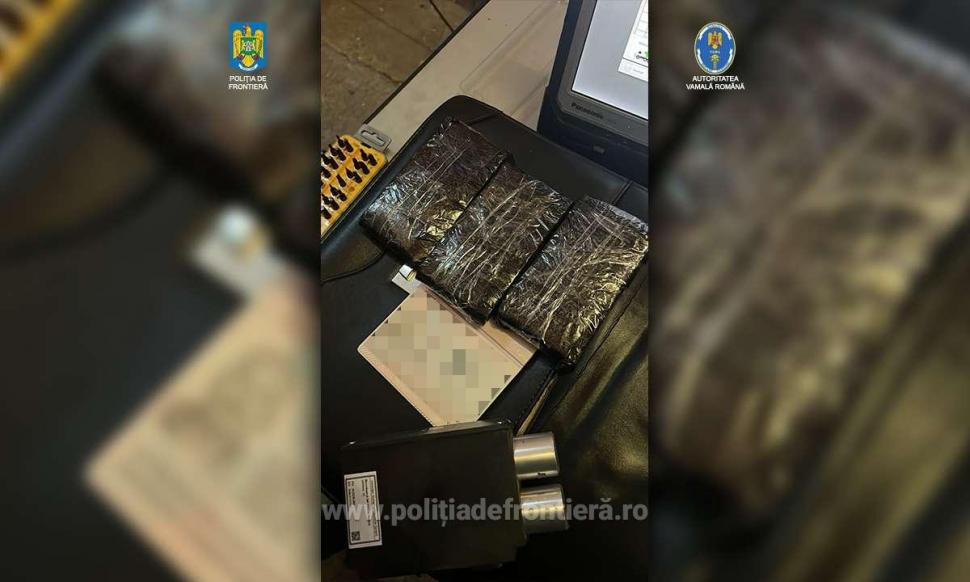 Pachete de bani ascunse în motorul unui autocar şi lipite pe pasageri, găsit de poliţişti la Vama Giurgiu 882667