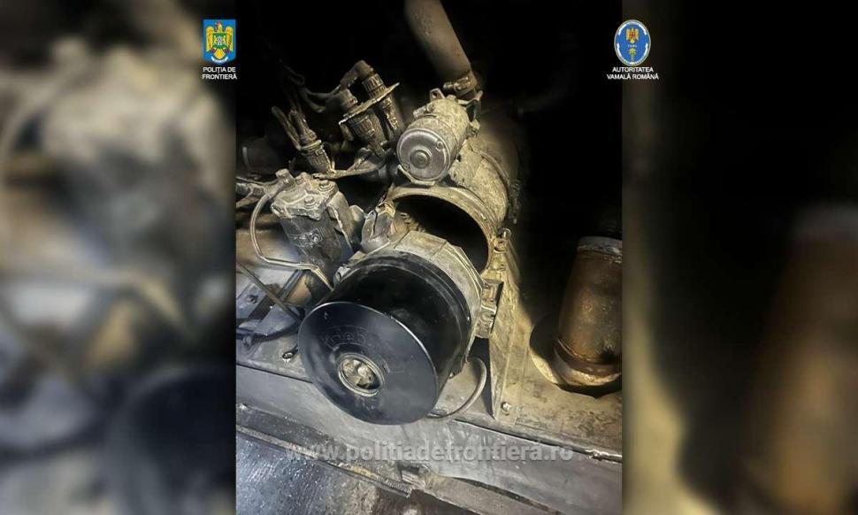 Pachete de bani ascunse în motorul unui autocar şi lipite pe pasageri, găsit de poliţişti la Vama Giurgiu 882668