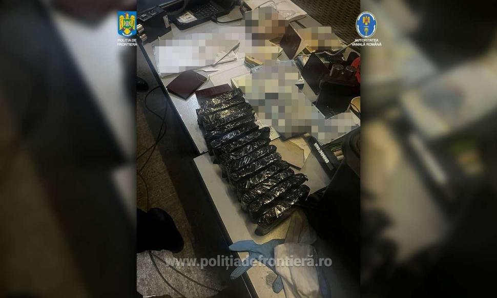 Pachete de bani ascunse în motorul unui autocar şi lipite pe pasageri, găsit de poliţişti la Vama Giurgiu 882669