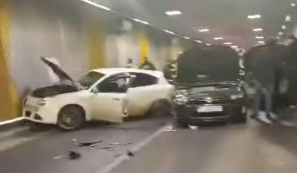 Pasajul Unirii din Bucureşti, blocat de un şofer care a făcut accident şi un altul, curios să afle ce s-a întâmplat 882651