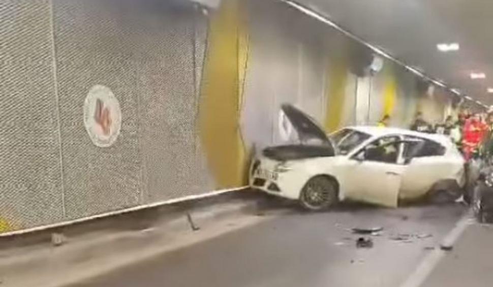 Pasajul Unirii din Bucureşti, blocat de un şofer care a făcut accident şi un altul, curios să afle ce s-a întâmplat 882652