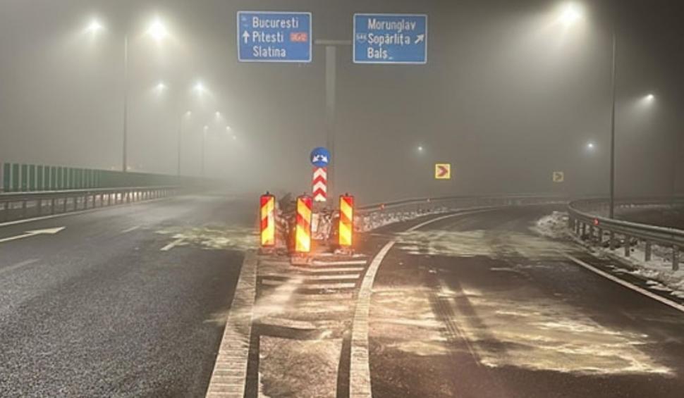 Un șofer începător și-a făcut mașina praf, după ce a condus cu viteză excesivă pe Drumul Expres Craiova-Piteşti. Motorul a sărit pe drum 882568