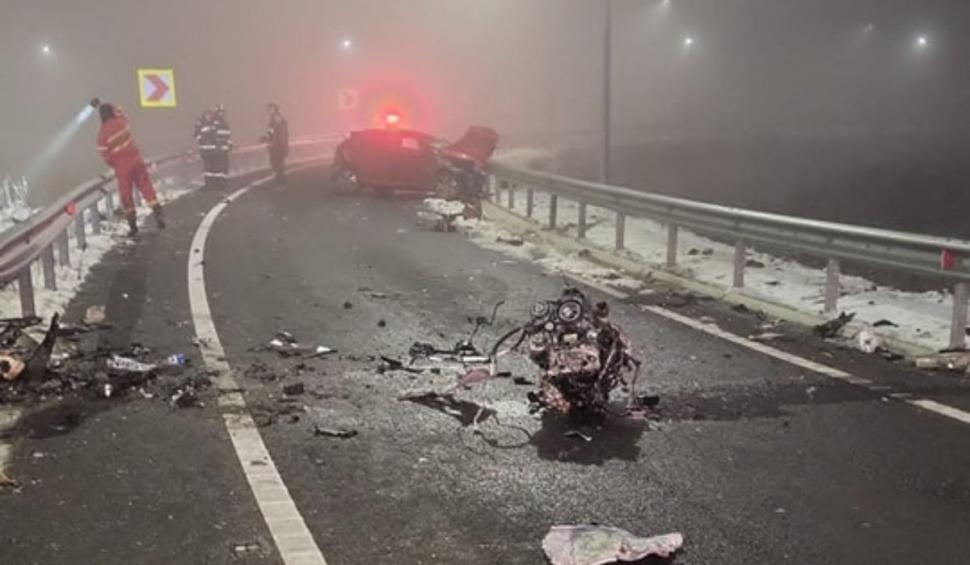 Un șofer începător și-a făcut mașina praf, după ce a condus cu viteză excesivă pe Drumul Expres Craiova-Piteşti. Motorul a sărit pe drum 882569