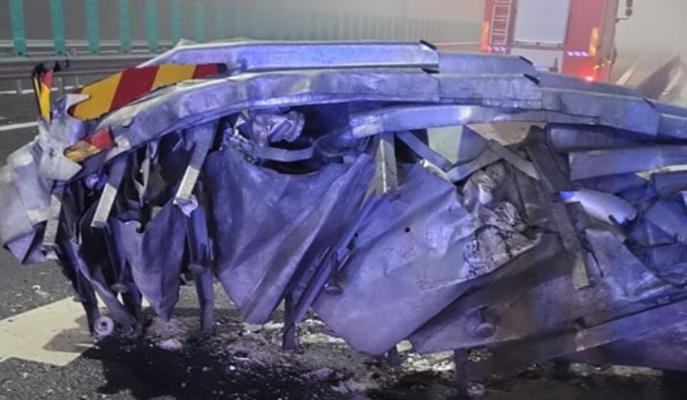 Un șofer începător și-a făcut mașina praf, după ce a condus cu viteză excesivă pe Drumul Expres Craiova-Piteşti. Motorul a sărit pe drum 882570