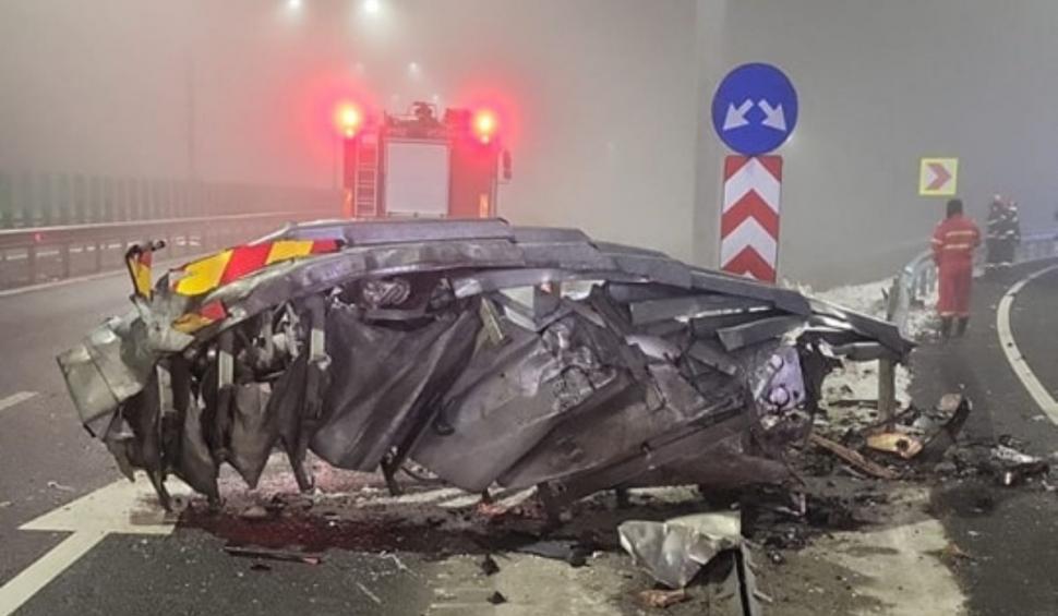 Un șofer începător și-a făcut mașina praf, după ce a condus cu viteză excesivă pe Drumul Expres Craiova-Piteşti. Motorul a sărit pe drum 882571