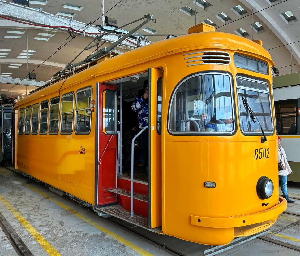 STB şi-a deschis porţile. Locul în care puteţi vedea cele mai noi mijloace de transport din Bucureşti 882736