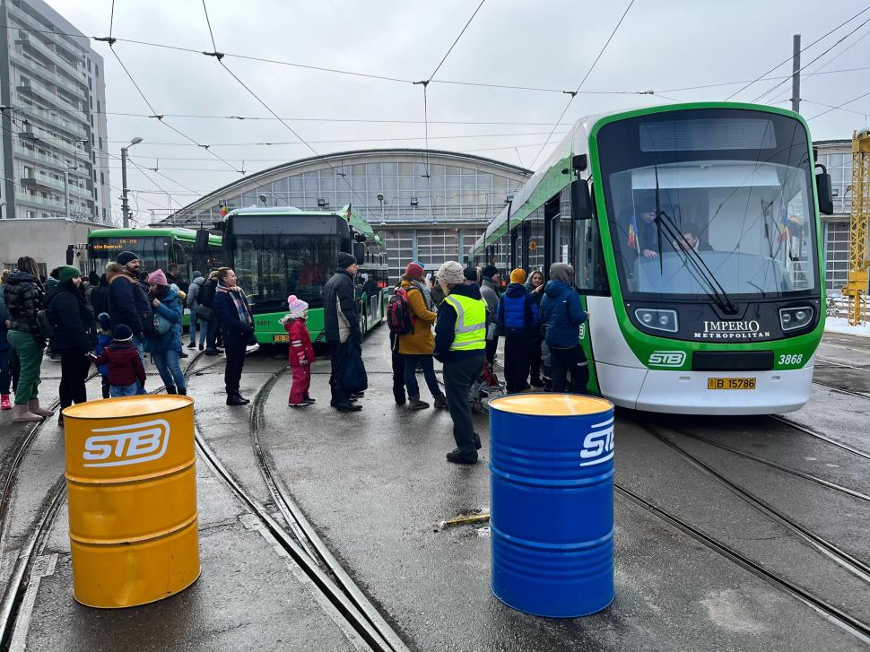 STB şi-a deschis porţile. Locul în care puteţi vedea cele mai noi mijloace de transport din Bucureşti 882737