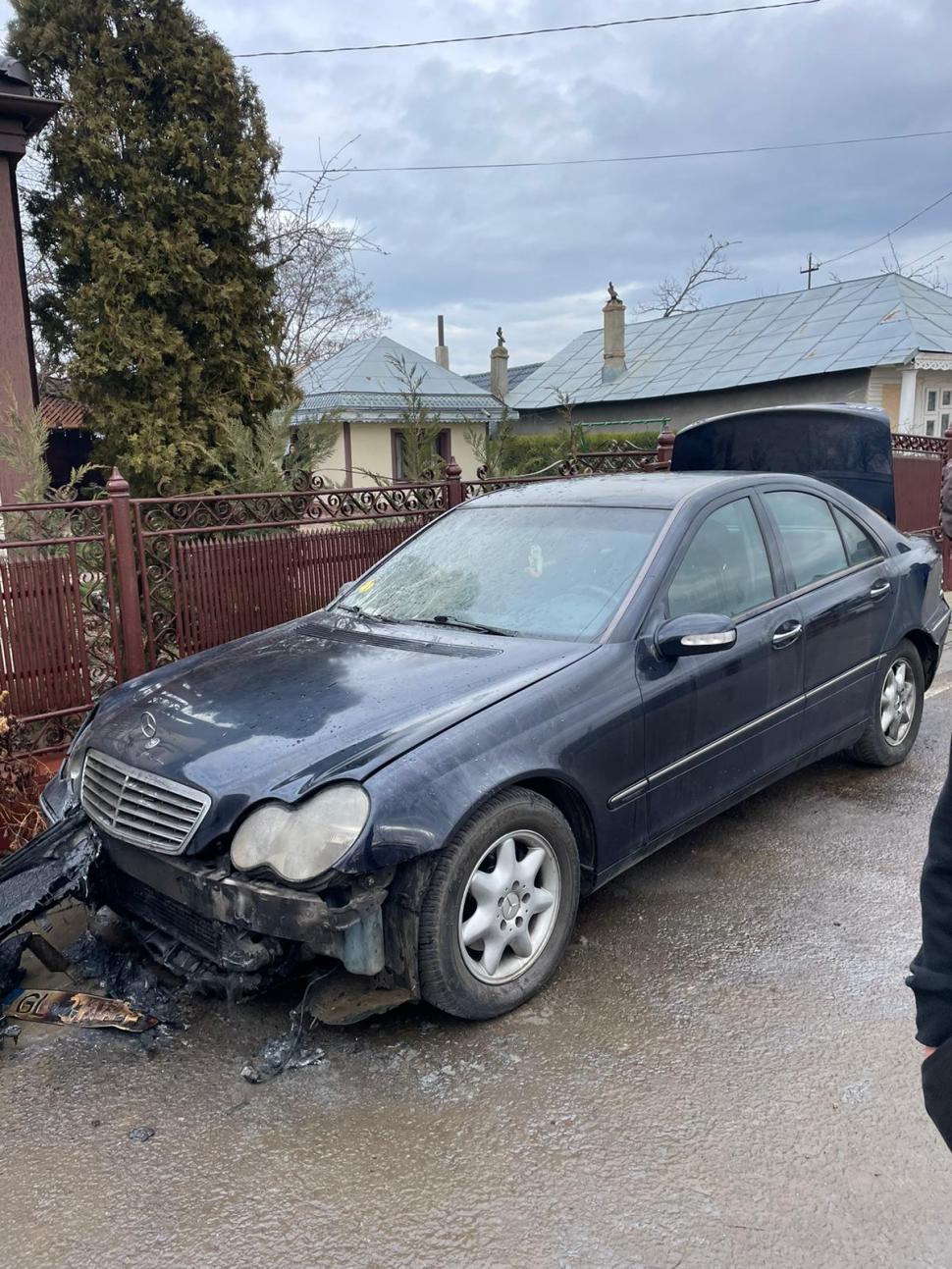 Bărbat din Galați, cercetat după ce a lovit intenționat autoturismele unor rude și le-a dat foc. Una dintre mașini a ars în totalitate 882988