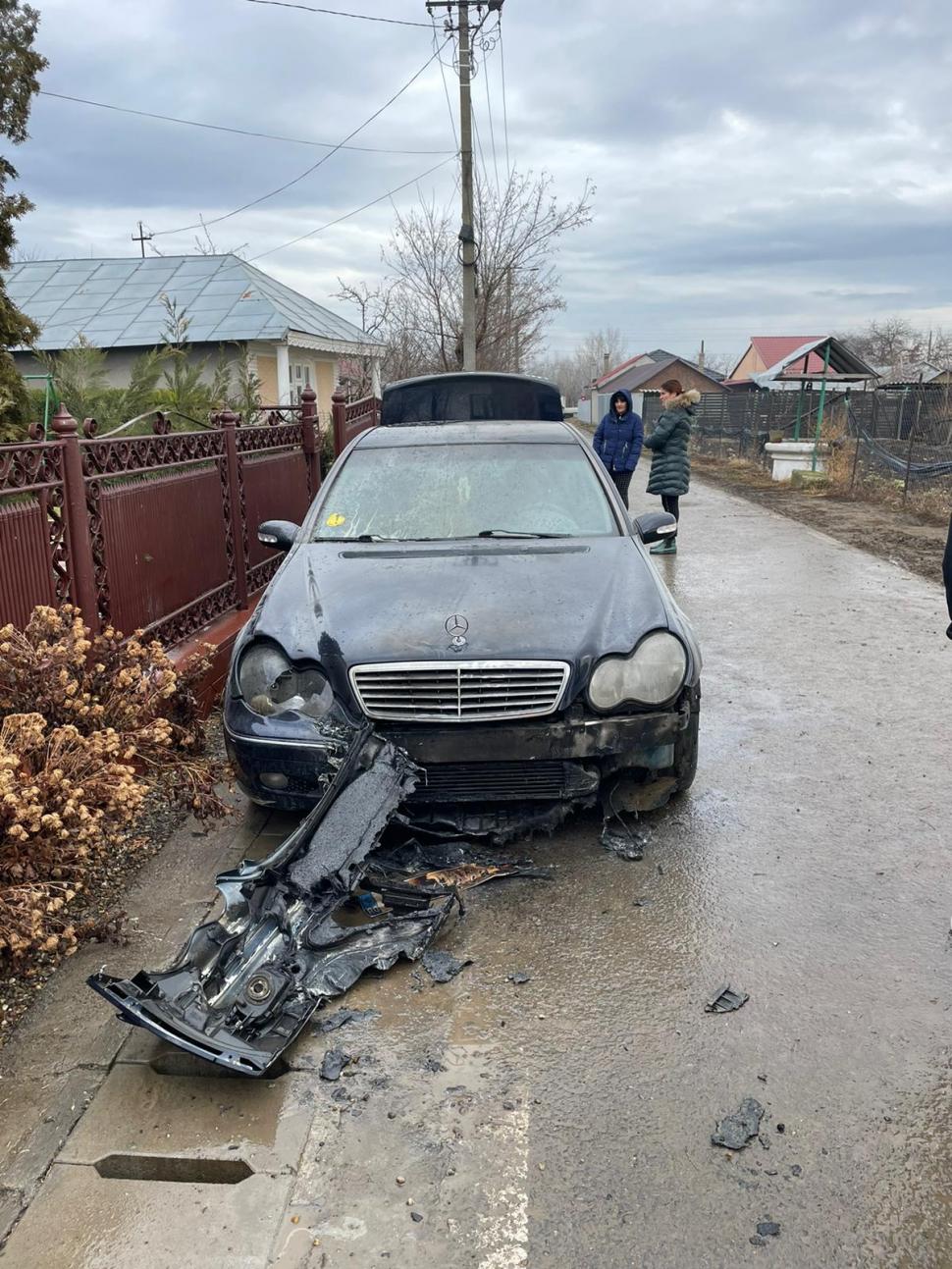 Bărbat din Galați, cercetat după ce a lovit intenționat autoturismele unor rude și le-a dat foc. Una dintre mașini a ars în totalitate 882990