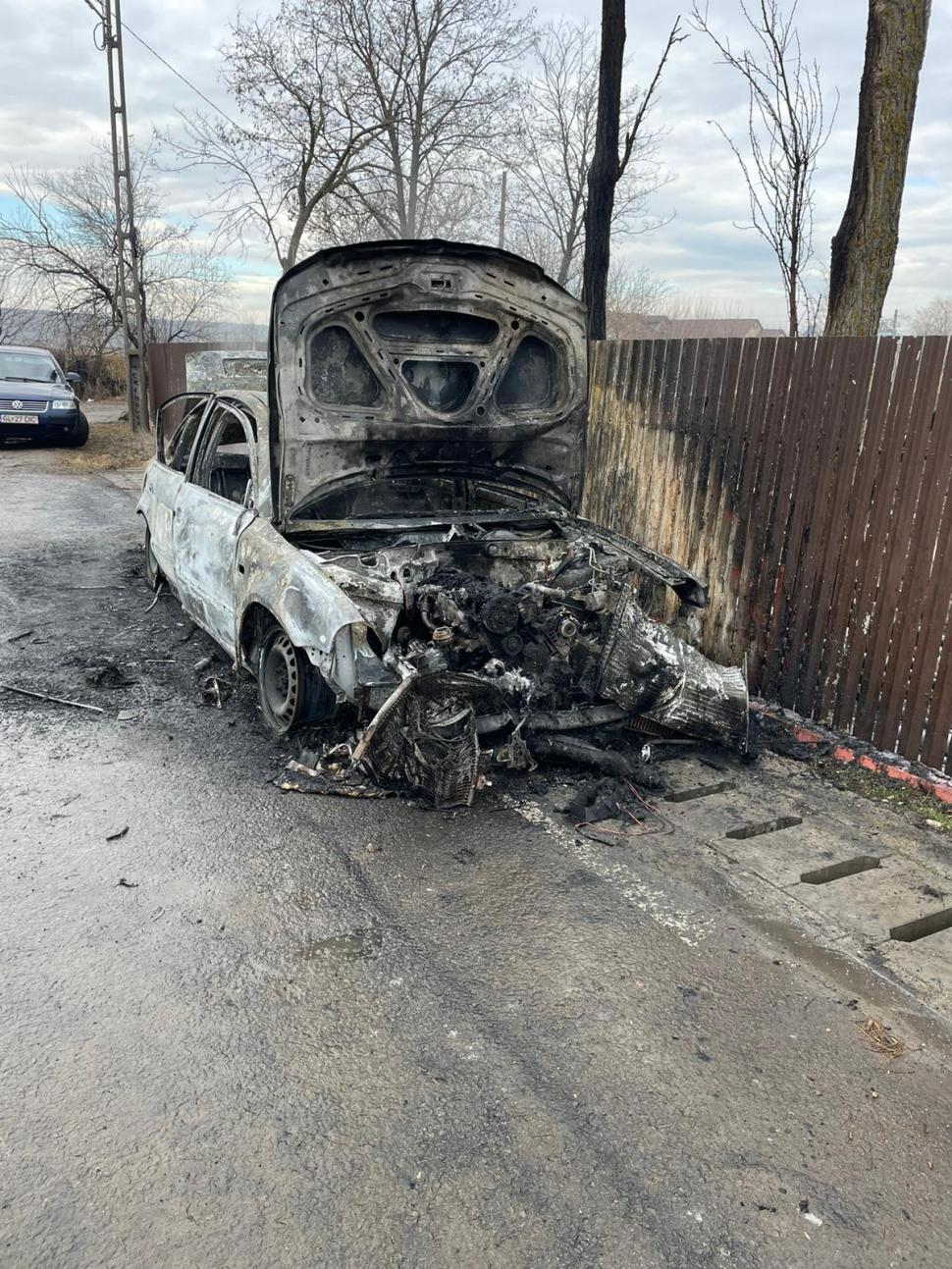 Bărbat din Galați, cercetat după ce a lovit intenționat autoturismele unor rude și le-a dat foc. Una dintre mașini a ars în totalitate 882991