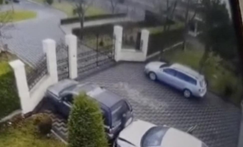 Bărbat din Galați, cercetat după ce a lovit intenționat autoturismele unor rude și le-a dat foc. Una dintre mașini a ars în totalitate 882992