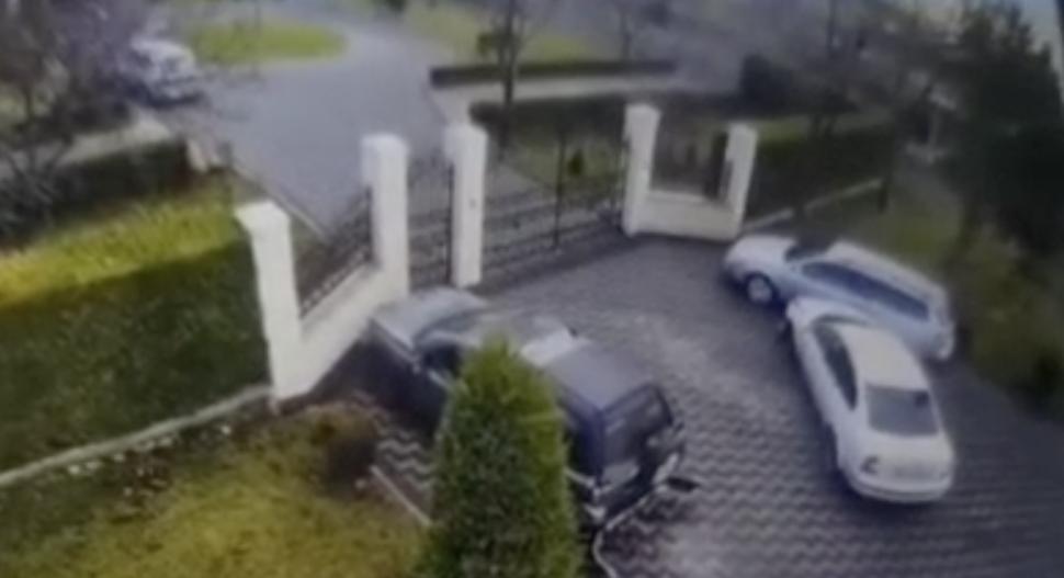 Bărbat din Galați, cercetat după ce a lovit intenționat autoturismele unor rude și le-a dat foc. Una dintre mașini a ars în totalitate 882993