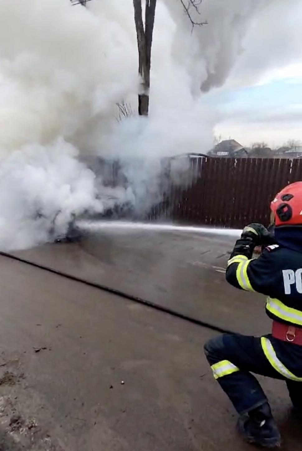 Bărbat din Galați, cercetat după ce a lovit intenționat autoturismele unor rude și le-a dat foc. Una dintre mașini a ars în totalitate 882994