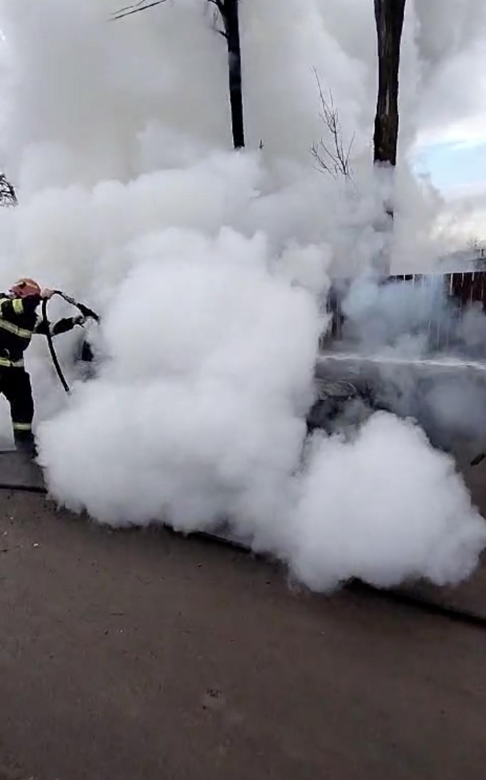 Bărbat din Galați, cercetat după ce a lovit intenționat autoturismele unor rude și le-a dat foc. Una dintre mașini a ars în totalitate 882995