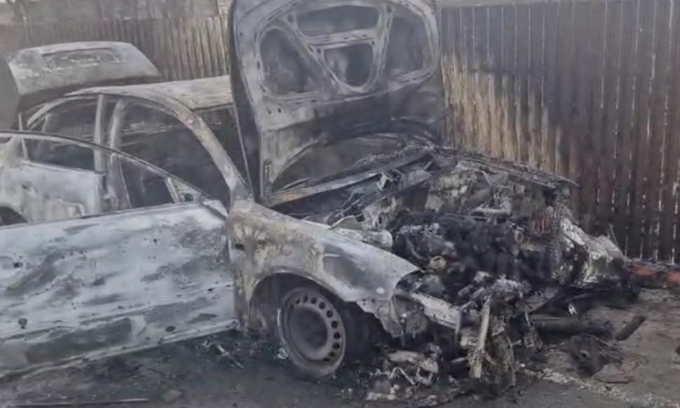 Bărbat din Galați, cercetat după ce a lovit intenționat autoturismele unor rude și le-a dat foc. Una dintre mașini a ars în totalitate 882996