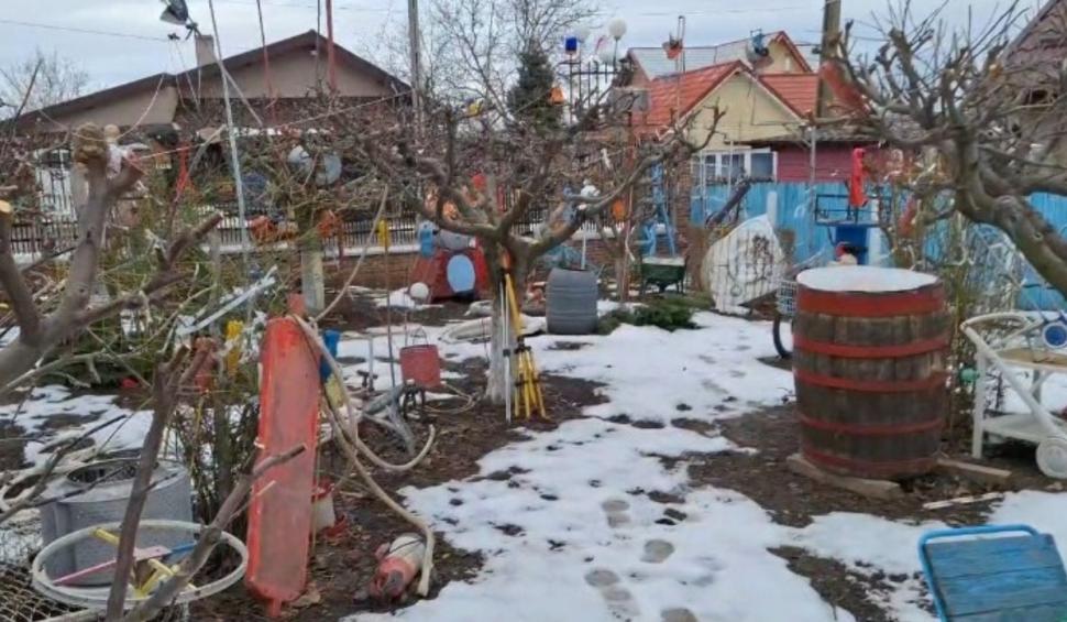 Un medic ginecolog din Iaşi şi-a decorat curtea cu păpuşi gonflabile, cătuşe şi mesaje deocheate pentru vecini 882929