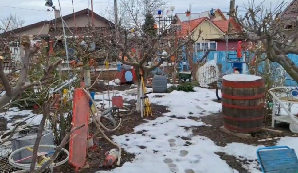 Un medic ginecolog din Iaşi şi-a decorat curtea cu păpuşi gonflabile, cătuşe şi mesaje deocheate pentru vecini 882931