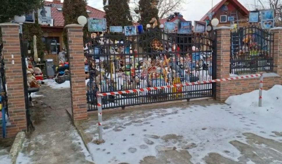 Un medic ginecolog din Iaşi şi-a decorat curtea cu păpuşi gonflabile, cătuşe şi mesaje deocheate pentru vecini 882934