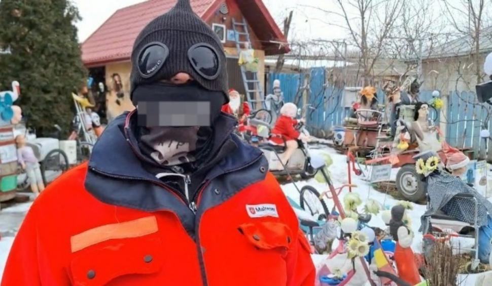 Un medic ginecolog din Iaşi şi-a decorat curtea cu păpuşi gonflabile, cătuşe şi mesaje deocheate pentru vecini 882935