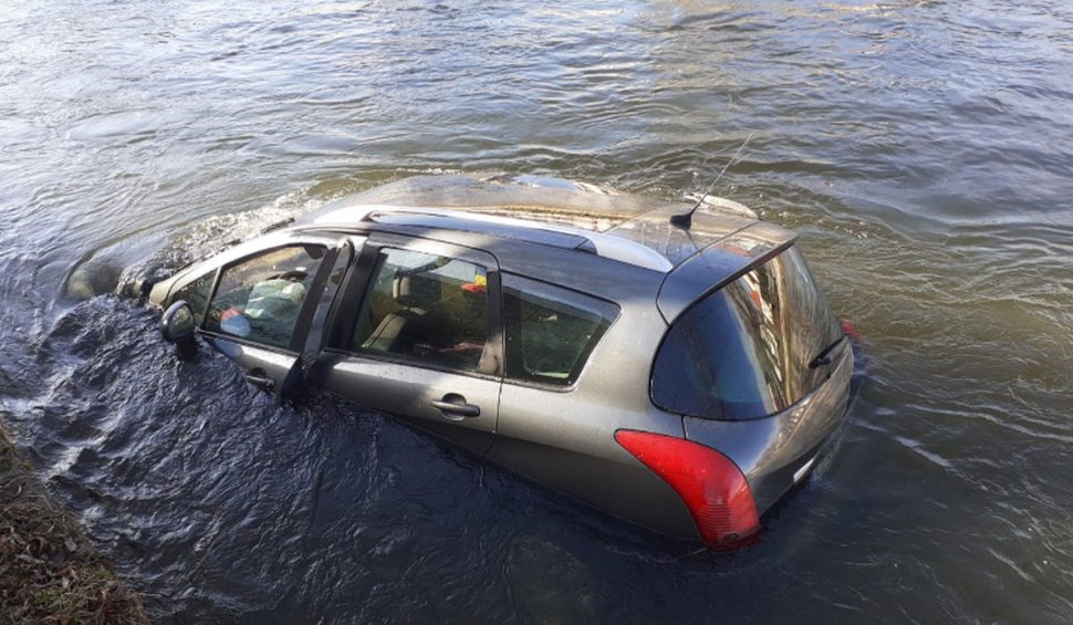 Un șofer din Cluj-Napoca a plonjat cu mașina în râul Someș