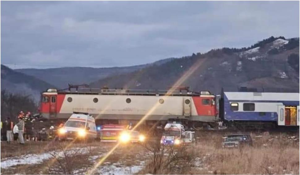 Mașină spulberată de un tren pe calea ferată, în Bacău. Doi oameni şi-au pierdut viaţa  883177