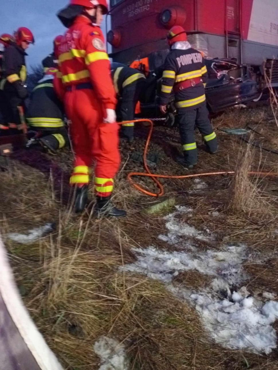Mașină spulberată de un tren pe calea ferată, în Bacău. Doi oameni şi-au pierdut viaţa  883178