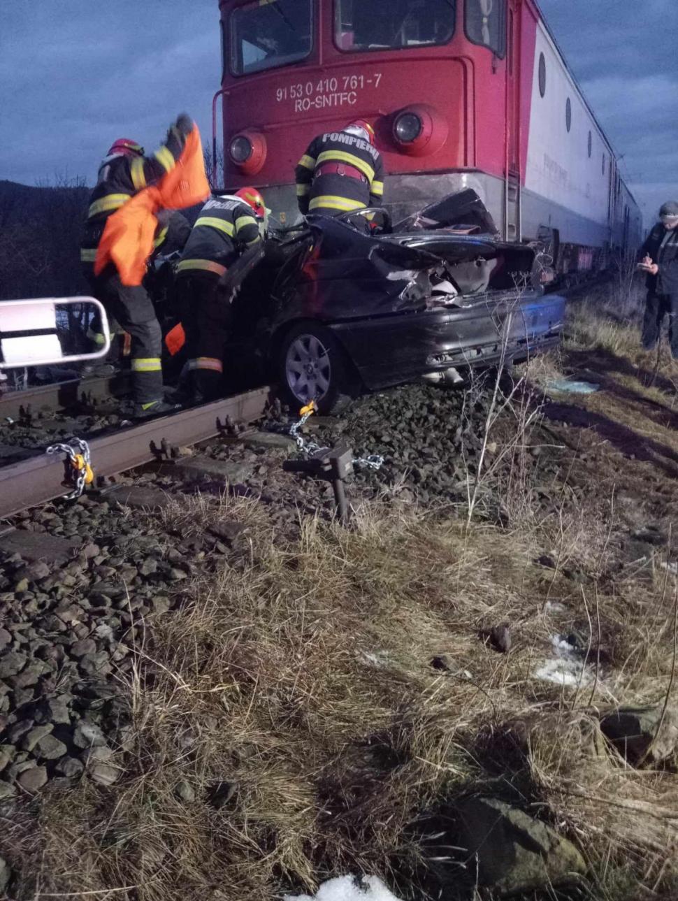 Mașină spulberată de un tren pe calea ferată, în Bacău. Doi oameni şi-au pierdut viaţa  883179