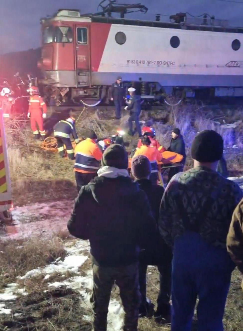 Mașină spulberată de un tren pe calea ferată, în Bacău. Doi oameni şi-au pierdut viaţa  883180