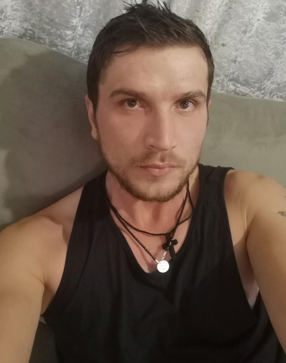 El este Adrian, tânărul ucis de cel mai bun prieten, la Slobozia! Trecătorii au crezut că doarme, pe o bancă 883147