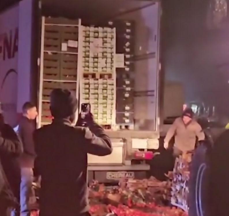 Carnea românească exportată în Franţa, distrusă cu tractoarele de fermierii furioşi. "Am rămas șocați. Nu știam ce ni se întâmplă" 883227