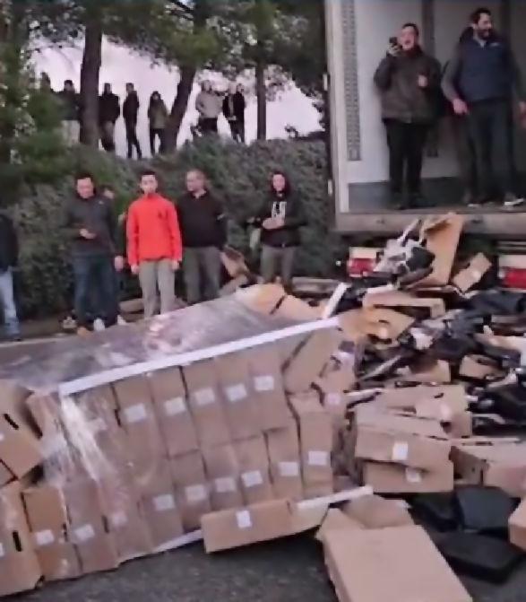 Carnea românească exportată în Franţa, distrusă cu tractoarele de fermierii furioşi. "Am rămas șocați. Nu știam ce ni se întâmplă" 883229