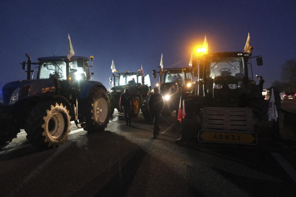 Carnea românească exportată în Franţa, distrusă cu tractoarele de fermierii furioşi. "Am rămas șocați. Nu știam ce ni se întâmplă" 883230