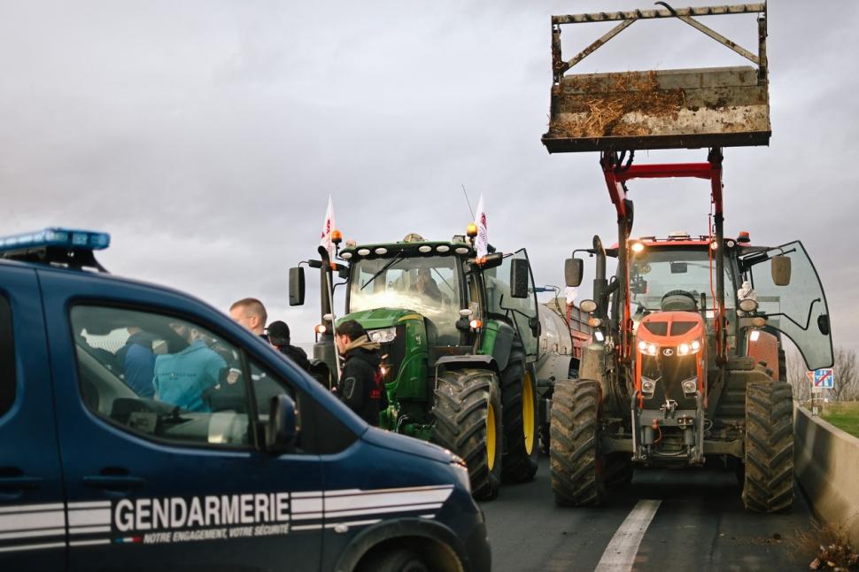 Carnea românească exportată în Franţa, distrusă cu tractoarele de fermierii furioşi. "Am rămas șocați. Nu știam ce ni se întâmplă" 883231