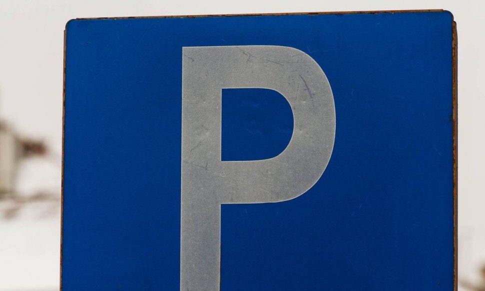 Șoferii care pot parca mașina gratuit în București. Condiții care trebuie să fie îndeplinite