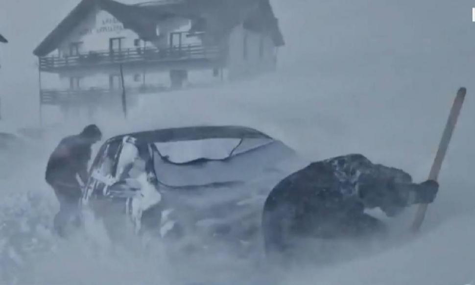 Viscolul a făcut ravagii la munte. Turiștii s-au trezit cu mașinile acoperite de zăpadă, iar instalațiile pe cablu au fost oprite 883297