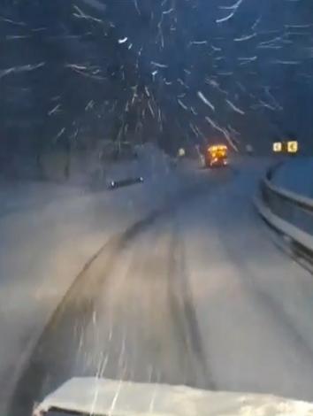 Viscolul a făcut ravagii la munte. Turiștii s-au trezit cu mașinile acoperite de zăpadă, iar instalațiile pe cablu au fost oprite 883302