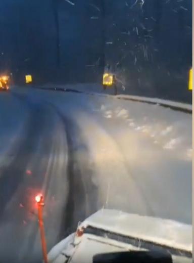 Viscolul a făcut ravagii la munte. Turiștii s-au trezit cu mașinile acoperite de zăpadă, iar instalațiile pe cablu au fost oprite 883303