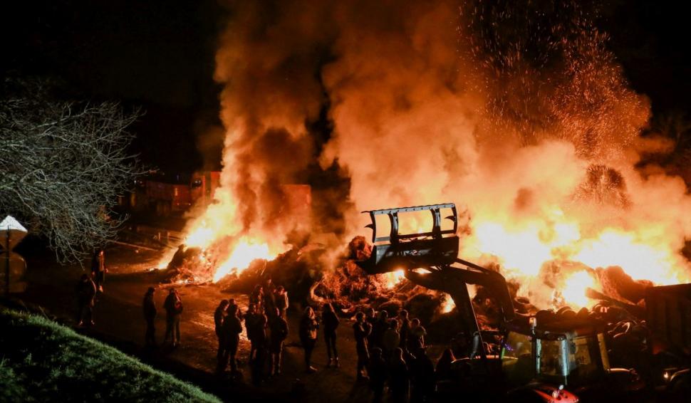 Sub asediul fermierilor care blochează Parisul, Franța cere modificarea urgentă a legislației UE 883500