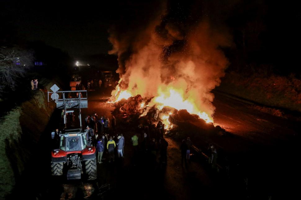 Sub asediul fermierilor care blochează Parisul, Franța cere modificarea urgentă a legislației UE 883502