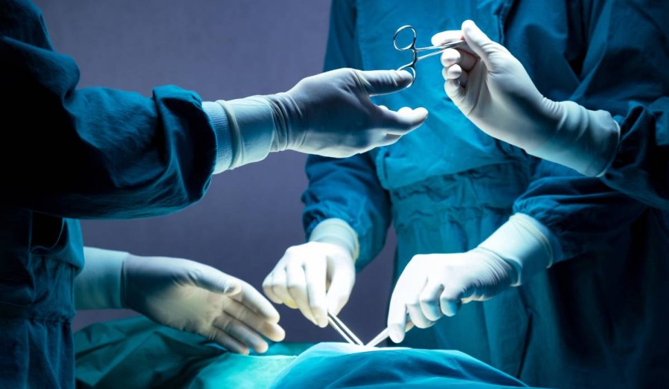 Chirurg plastician din Constanţa, plasat sub control judiciar, după mai multe operaţii estetice eşuate 